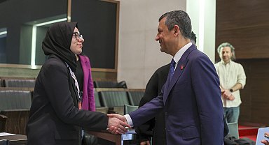 Özgür Özel, ön seçim 'Arama Ekibi'ndeki gençlerle bir araya geldi