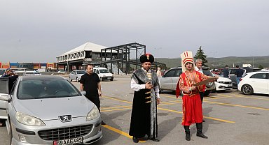 Padişah ve yeniçeri kıyafetleri giyip sürücüleri uyardılar