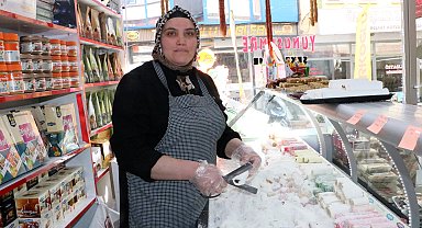 Personel bulamayan şekerlemeci eşinin en büyük yardımcısı oldu