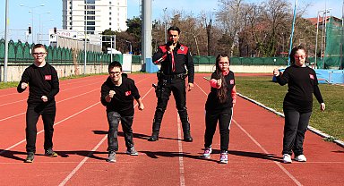 Polis memuru, özel çocukları atletizm şampiyonalarına hazırlıyor