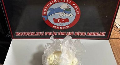 Polisi görünce uyuşturucuyu yeğenine verdi; teyze- yeğene gözaltı