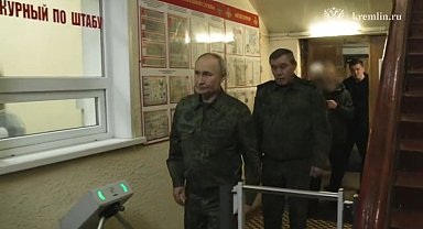 Putin askeri üniforma giydi, Kursk'u ziyaret etti