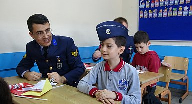 Rize'de 1'inci sınıf öğrencilerinden Mehmetçiğe mektup