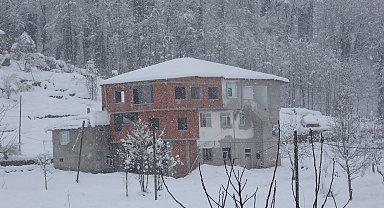 Rize'de 60 köy yolu kardan kapandı