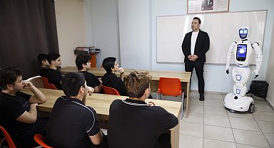 Robot öğretmen Ada'dan erkek öğrencilere: Kadına şiddete sessiz kalmayın