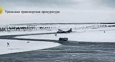 Rusya'da kargo uçağı pistten çıkarak kara saplandı