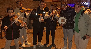 Sahura şarkı ve türkülerle kalkıyorlar