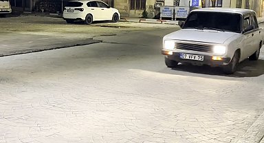 Sahura uyandırmak için aracıyla yüksek sesli müzik açıp dolaştı