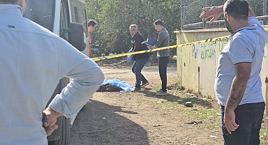 Şakalaştığı arkadaşlarının yola ittiği öğrenci, servis minibüsünün altında kaldı