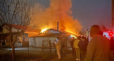 Sakarya'da, komşularını öldüren baba ile oğlunun evinde yangın