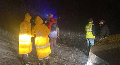 Sakarya'da uçuruma düşen otomobilde sıkışan sürücü halat yardımıyla kurtarıldı