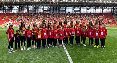 Şampiyonlar Gürsel Aksel'de büyük coşkuyla karşılandı