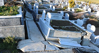 Samsun'da heyelanda mezarlar hasar gördü