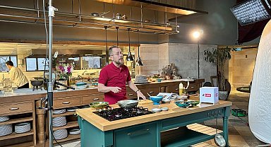 Şef Ömür Akkor, ramazan ayı boyunca TikTok'ta geleneksel iftar sofralarına özel tarifler paylaşıyor