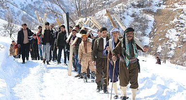 Sıfır noktasında tahta kayakla kar keyfi