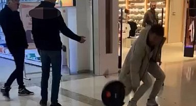 Sık sık arızalanan robot süpürgeyi, satın aldığı mağazanın önünde parçaladı