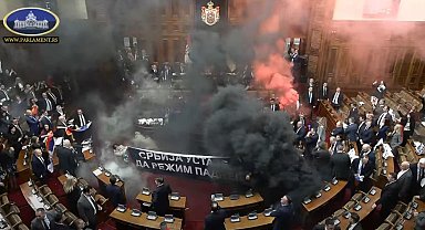 Sırbistan'da Meclis'e sis bombası atıldı
