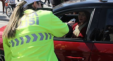 Sivas'ta polisten kadın sürücülere hediye