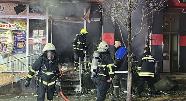 Sivas'ta yazar kasası patlayan markette yangın