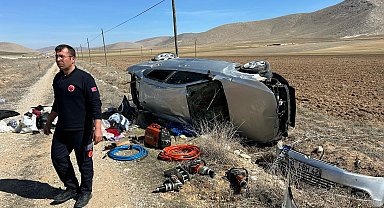 Takla atan otomobilin sürücüsü kurtuldu, eşi öldü