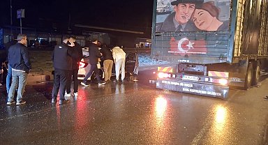 Tavuk yüklü kamyon ile otomobil çarpıştı: 2 yaralı