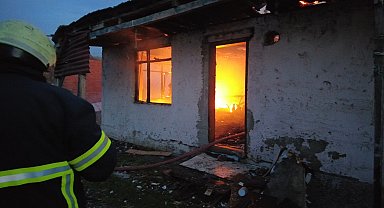 Tek katlı ev yanarak kullanılamaz hale geldi