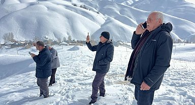 Telefonla konuşmak için karlı yolları aşıyorlar