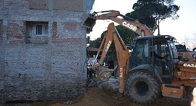 Temel kazısı sırasında bitişikteki 4 katlı binada çökme meydana geldi