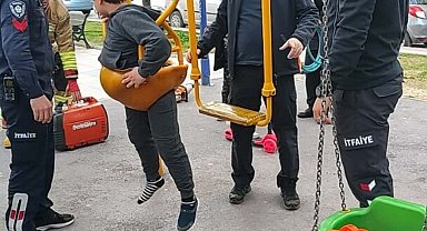 Ters oturduğu salıncakta sıkışan çocuğu itfaiye kurtardı