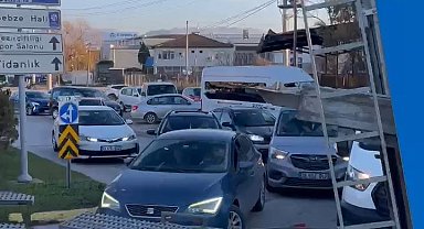 Ters yönden giren araçlar trafiği kilitledi, hastaya giden ambulans dakikalarca bekledi