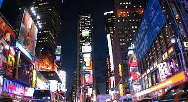 Times Meydanı'nda bir kişi ateşe verildi