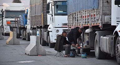 TIR şoförleri, iftarlarını mutfağa çevirdikleri dorsedeki dolaplarda hazırlıyor