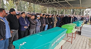 TIR'a çarpan minibüste ölen 6 işçi toprağa verildi