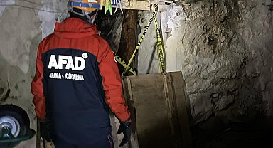 Toprak tavanı çöken evde 3 kişi göçük altında kaldı