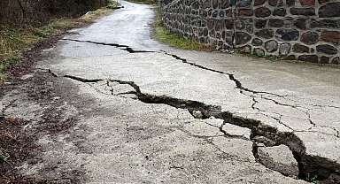 Trabzon'da beton yolda oluşan derin çatlaklar endişelendirdi
