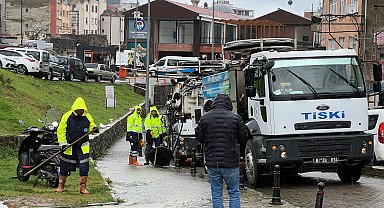 Trabzon'da sağanak; araçlar suya gömüldü