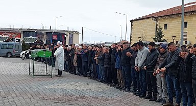 Trafik kazasında hayatını kaybeden üniversite öğrencisi Onur, son yolculuğuna uğurlandı