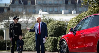 Trump, Elon Musk'a destek için Tesla satın aldı
