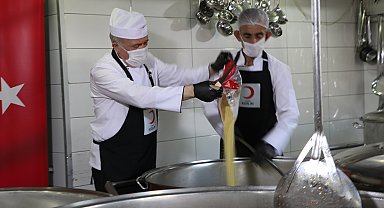 Türk Kızılay Başkanı Meriç, asırlık aş ocağında yemek pişirdi