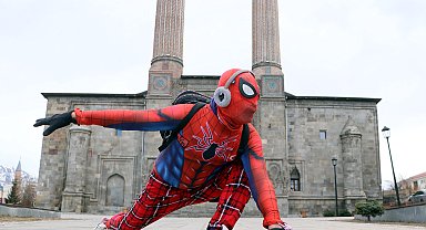 Türkiye'yi gezen 'Örümcek Adam', Erzurum'da