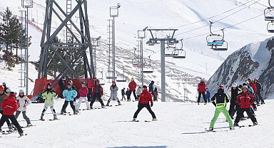 Üniversiteli gençler, ilk kez çıktıları Palandöken'de kayak heyecanını yaşadı