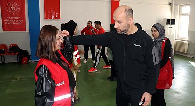 Üniversiteli kızlara, ücretsiz yakın dövüş eğitimi