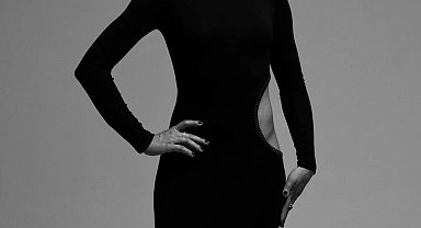 Uzak Şehir'in Zerrini Dilin Döğer, zarafetiyle dikkat çekti