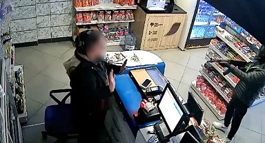 Uzun namlulu oyuncak silahla soygun anı kamerada