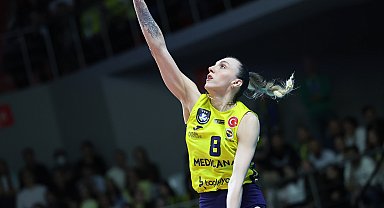 VakıfBank, Fenerbahçe Medicana'yı altın sette mağlup ederek turladı