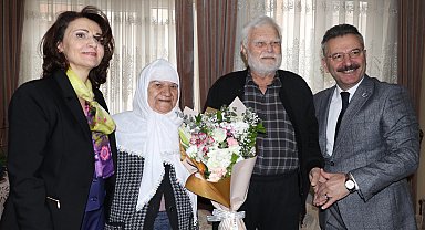 Vali Aksoy, 'Cumhuriyet' ile yaşıt olan Ali Sezer'i evinde ziyaret etti