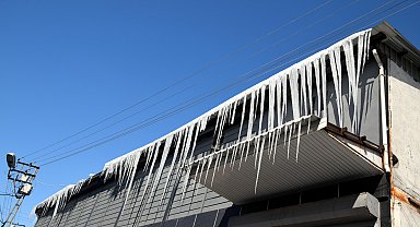 Van'da çatılarda buz sarkıtları oluştu