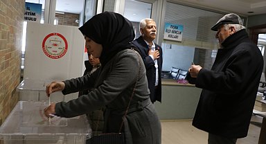 Van'da CHP'de cumhurbaşkanı adaylık ön seçimi için oy kullanılıyor