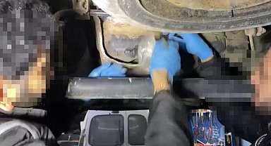 Yakıt deposunun altına gizledikleri silahlarla yakalandılar; 2 tutuklama