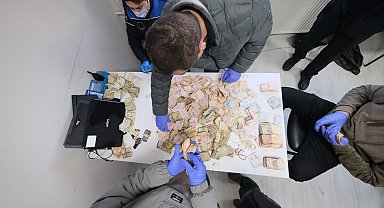 Yalova'da dilencinin üzerinden çıkan 164 bin lirayı 6 zabıta personeli saydı